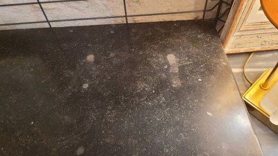 Restaurierte Kommode aus gemasertem Mahagoni mit 4 Schubladen und schwarzer Marmorplatte