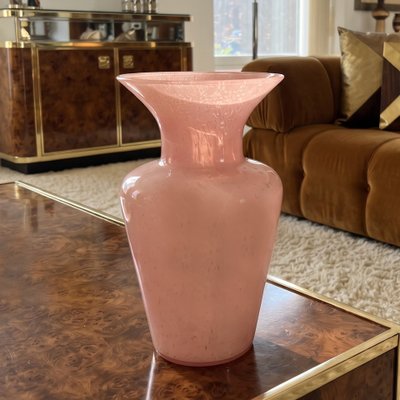 Vaso rosa antico soffiato a Murano degli anni ’70, opera del Maestro del Vetro