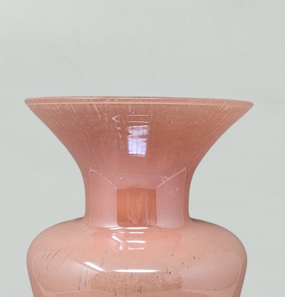 Vaso rosa antico soffiato a Murano degli anni ’70, opera del Maestro del Vetro