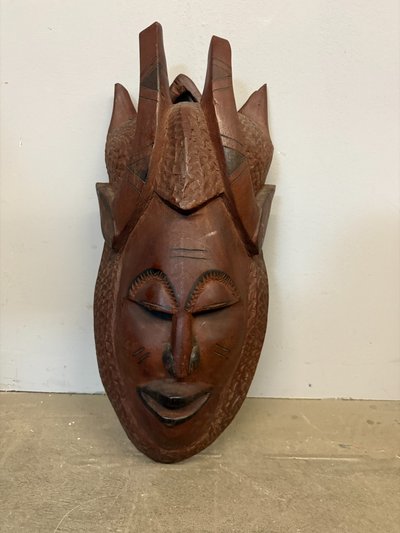 Masque tribal africain vintage en bois dur sculpté à la main, 60 x 35 cm