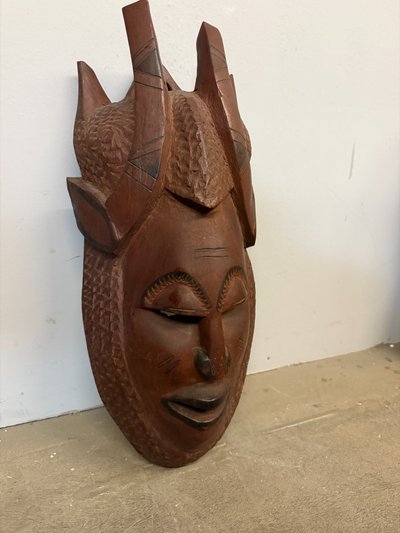 Masque tribal africain vintage en bois dur sculpté à la main, 60 x 35 cm