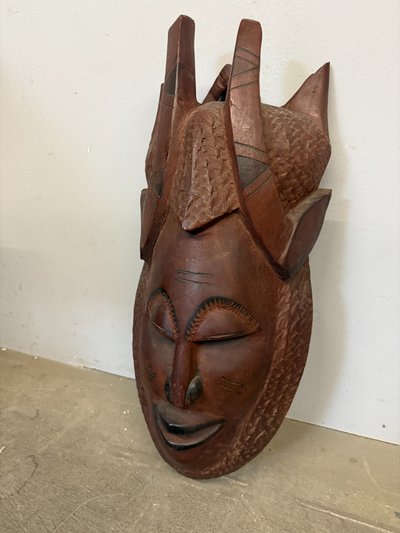 Masque tribal africain vintage en bois dur sculpté à la main, 60 x 35 cm