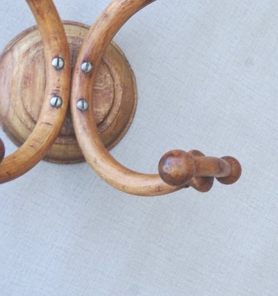 Appendiabiti e cappelli in stile bistrot  Thonet  in legno curvato del 1900, finitura faggio naturale - 2 ganci -