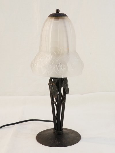 Lampada ART DECO in ferro battuto e vetro pressato