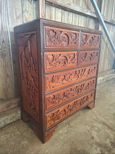 Commode / chiffonnier asiatique en bois sculpté – XXe siècle