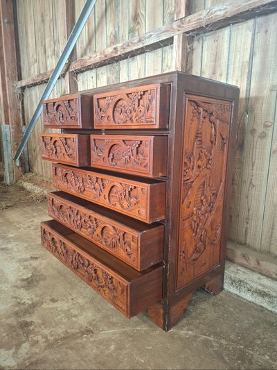 Commode / chiffonnier asiatique en bois sculpté – XXe siècle
