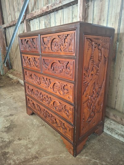 Commode / chiffonnier asiatique en bois sculpté – XXe siècle
