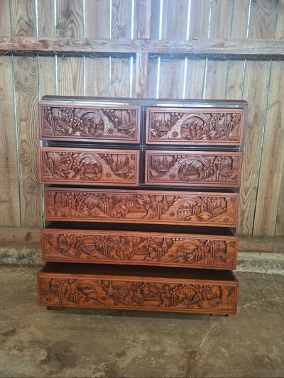 Commode / chiffonnier asiatique en bois sculpté – XXe siècle