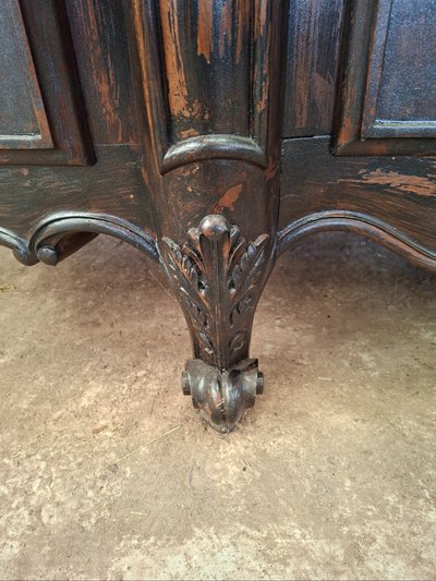 Louis XV-style sideboard made of carved wood with a deliberately aged patina (omb) – 20th century