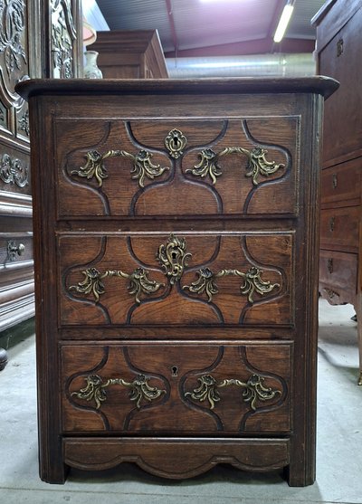 Commode de Dame époque Louis XIV à trois tiroirs en chêne