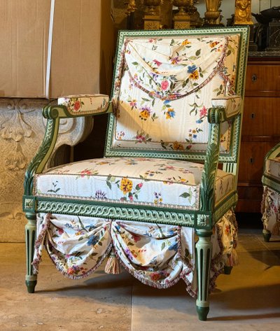 PAIRE DE GRANDS FAUTEUILS DE STYLE LOUIS XVI EN HÊTRE LAQUÉ VERT.
