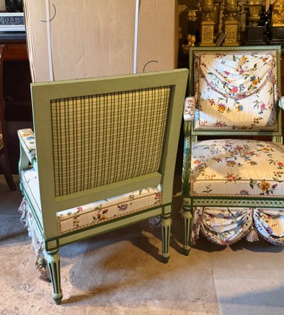 PAIRE DE GRANDS FAUTEUILS DE STYLE LOUIS XVI EN HÊTRE LAQUÉ VERT.