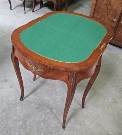 TAVOLO DA GIOCO A MEZZALUNA IN STILE LUIGI XV, CON INTARSIO