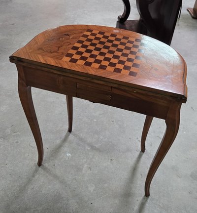 TAVOLO DA GIOCO A MEZZALUNA IN STILE LUIGI XV, CON INTARSIO