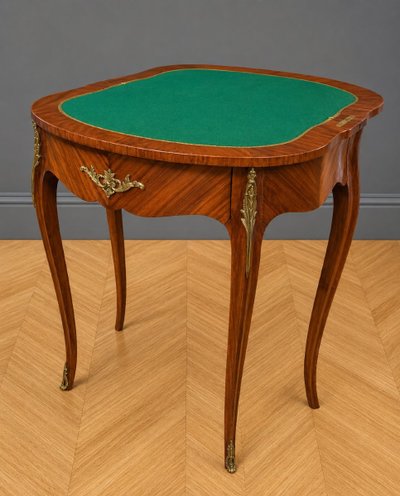 TAVOLO DA GIOCO A MEZZALUNA IN STILE LUIGI XV, CON INTARSIO
