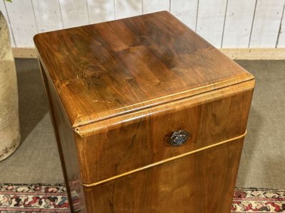 Comodino inglese in stile Art Déco degli anni ’50 in noce 