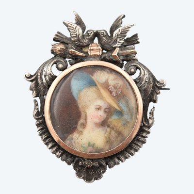 Silberne Brosche mit einem Frauenporträt im Miniaturformat aus dem späten 19. Jahrhundert, von der Revolution inspiriert