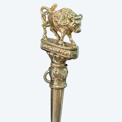 Antique Pendentif Clé de Montre Remontoir Français Or 18K Pendentif Taureau, 4 grammes