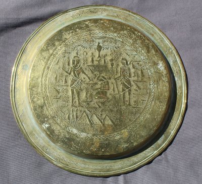 Brass tray with Islamic metalwork calligraphy inlay, D = 33 cm, pharaohs' decoration