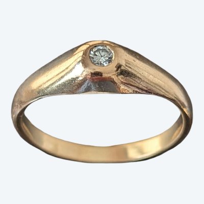 Vintage Art Deco solitaire band ring in 18k/750 gold set with a diamond of approximately 0.05ct