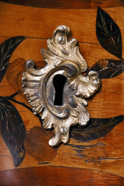 Coppia di comò in stile consolle Luigi XV con marchio Carel