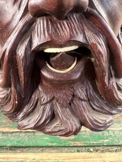 Chinesische Maske aus Rosenholz, mit Rinderknochenzähnen und Drachenkopfschmuck – Stil der späten Qing-Dynastie, 19.-10. Jahrhundert