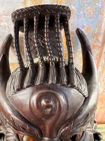 Chinesische Maske aus Rosenholz, mit Rinderknochenzähnen und Drachenkopfschmuck – Stil der späten Qing-Dynastie, 19.-10. Jahrhundert