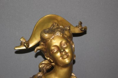Bronzeskulptur „Das Mädchen mit dem Zweispitz“ von Luigi Balliani, um 1900