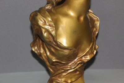 Bronzeskulptur „Das Mädchen mit dem Zweispitz“ von Luigi Balliani, um 1900