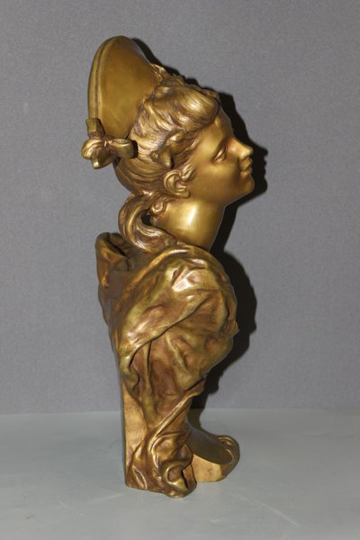 Bronzeskulptur „Das Mädchen mit dem Zweispitz“ von Luigi Balliani, um 1900