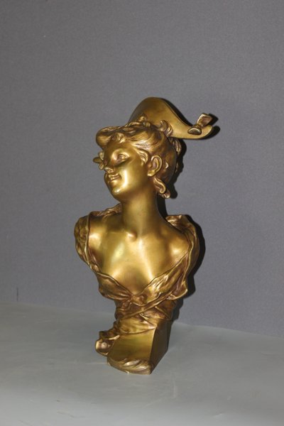 Bronzeskulptur „Das Mädchen mit dem Zweispitz“ von Luigi Balliani, um 1900