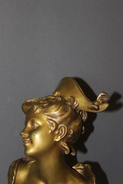 Bronzeskulptur „Das Mädchen mit dem Zweispitz“ von Luigi Balliani, um 1900