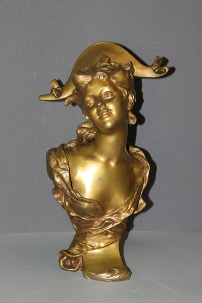 Bronzeskulptur „Das Mädchen mit dem Zweispitz“ von Luigi Balliani, um 1900