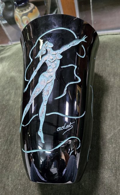 ADY KROYER: BALUSTERFÖRMIGE VASE AUS SCHWARZEM GLAS, MIT RELIEFVERZEICHNIS EINER WEIBLICHEN FIGUR