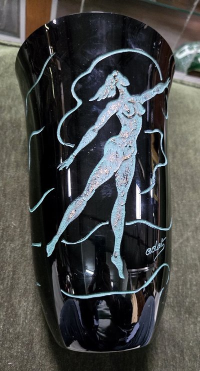 ADY KROYER: BALUSTERFÖRMIGE VASE AUS SCHWARZEM GLAS, MIT RELIEFVERZEICHNIS EINER WEIBLICHEN FIGUR