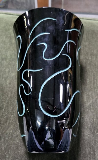 ADY KROYER: BALUSTERFÖRMIGE VASE AUS SCHWARZEM GLAS, MIT RELIEFVERZEICHNIS EINER WEIBLICHEN FIGUR
