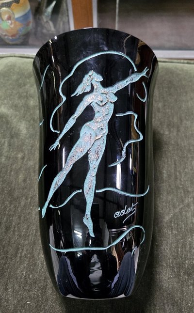 ADY KROYER: BALUSTERFÖRMIGE VASE AUS SCHWARZEM GLAS, MIT RELIEFVERZEICHNIS EINER WEIBLICHEN FIGUR