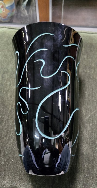 ADY KROYER: BALUSTERFÖRMIGE VASE AUS SCHWARZEM GLAS, MIT RELIEFVERZEICHNIS EINER WEIBLICHEN FIGUR