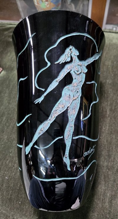 ADY KROYER: BALUSTERFÖRMIGE VASE AUS SCHWARZEM GLAS, MIT RELIEFVERZEICHNIS EINER WEIBLICHEN FIGUR