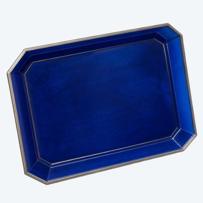 Ampio vassoio rettangolare di design con bordi smussati e base in Lucite.