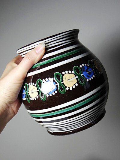 Kleine antike slowakische Vase aus Pozdišov aus glasierter Terrakotta, 1920er-1930er Jahre