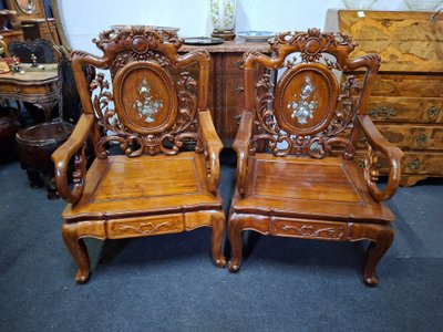 Paire de fauteuils asiatiques en bois sculpté et incrustations de nacre –