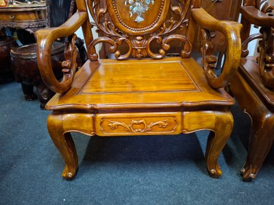 Paire de fauteuils asiatiques en bois sculpté et incrustations de nacre –