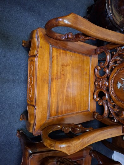 Paire de fauteuils asiatiques en bois sculpté et incrustations de nacre –