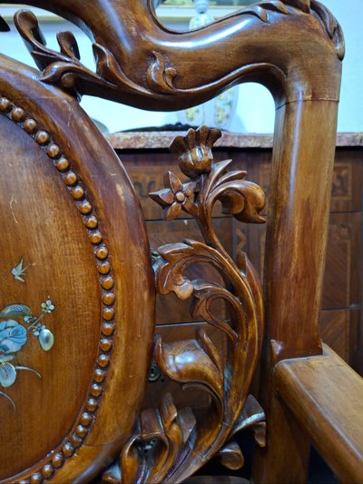 Paire de fauteuils asiatiques en bois sculpté et incrustations de nacre –