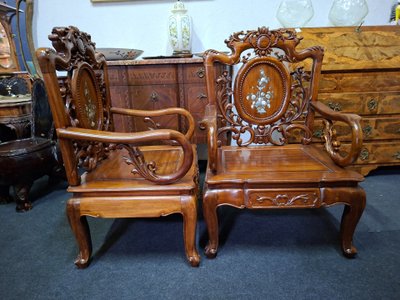 Paire de fauteuils asiatiques en bois sculpté et incrustations de nacre –
