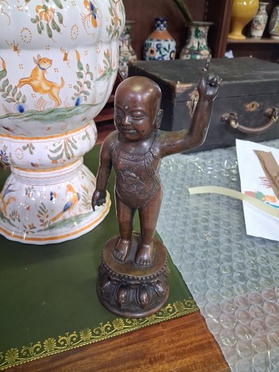 Asian bronze statuette – Child on a lotus-shaped base – H. 30 cm