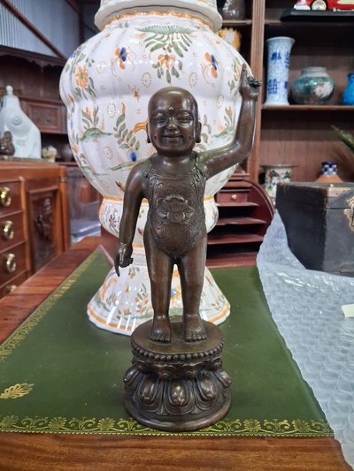 Asian bronze statuette – Child on a lotus-shaped base – H. 30 cm