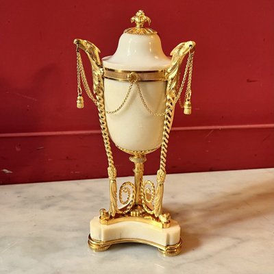 Paire de cassolettes Louis XVI aux têtes d'aigles