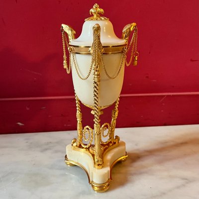 Paire de cassolettes Louis XVI aux têtes d'aigles